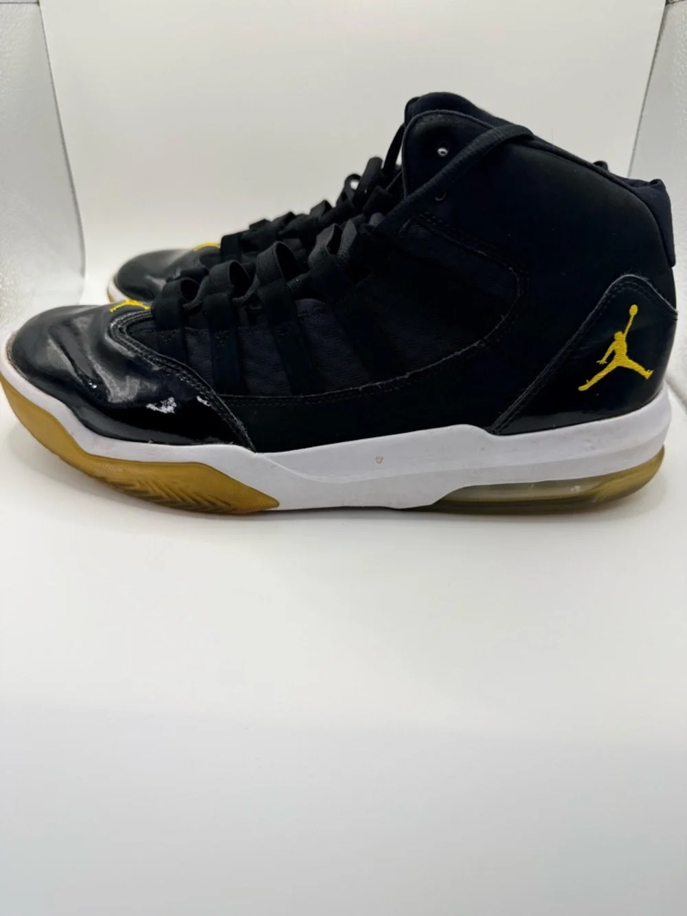 NIKE JORDAN Max Aura Men’s Black University Gold White Athletic Sneakers Sz 11.5